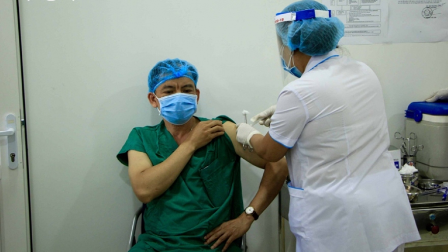 Nearly 200,000 Vietnamese vaccinated against COVID-19